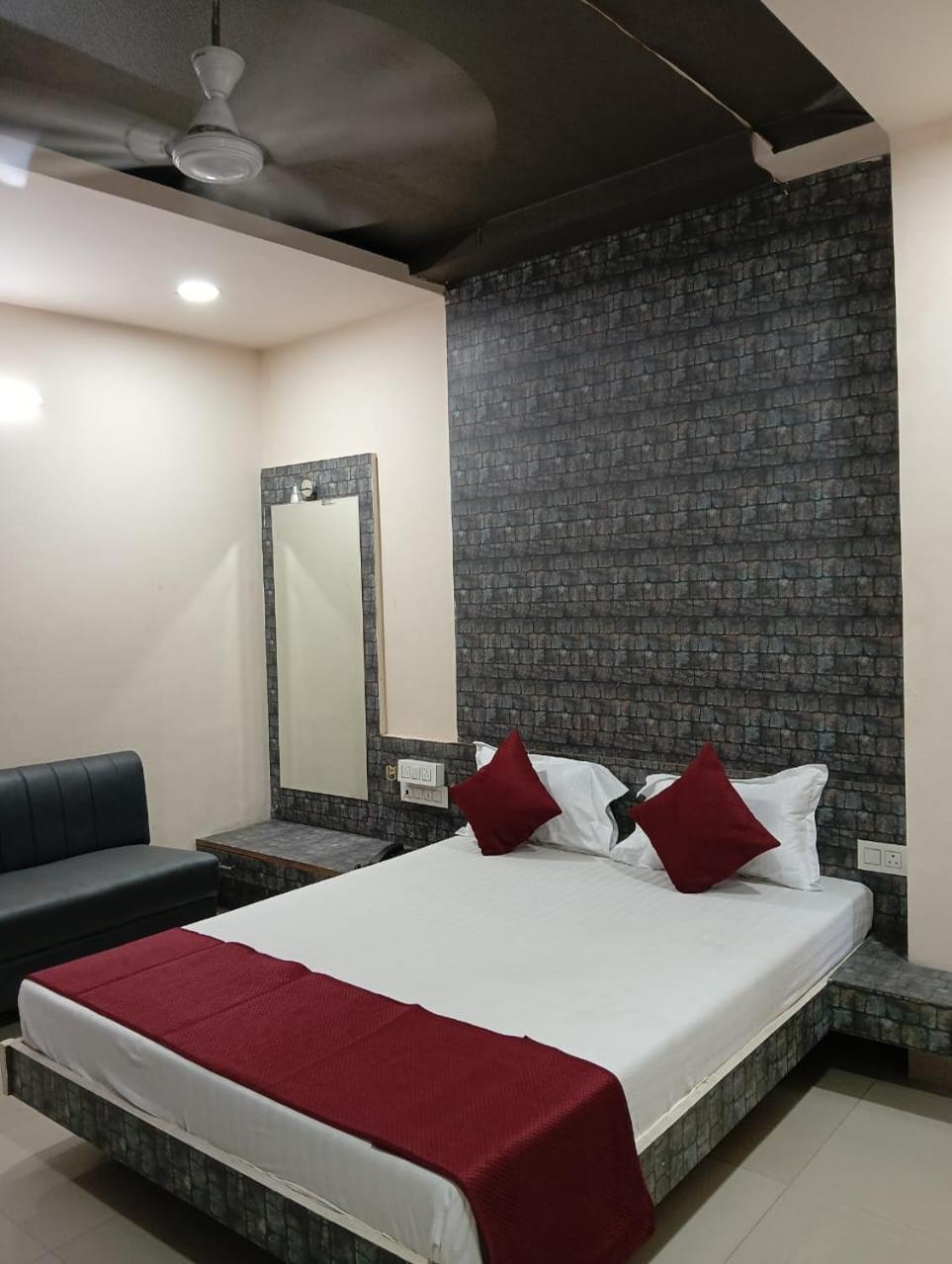 Hotel Tirupati Palace Indaur Kültér fotó